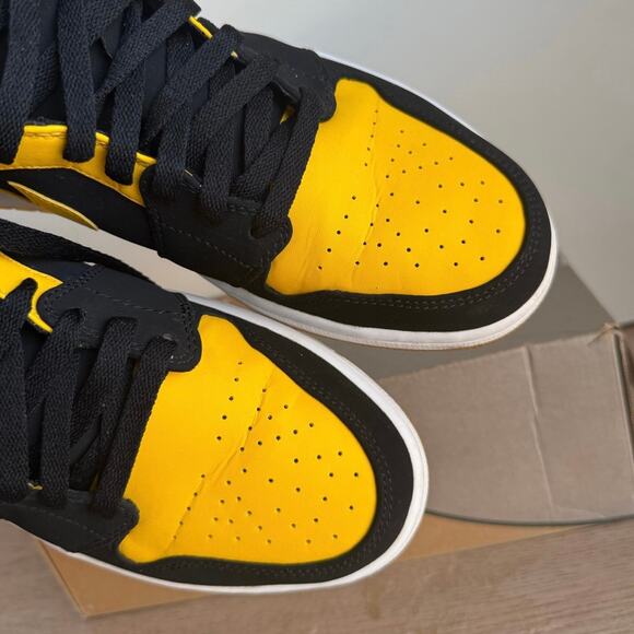 Nike Air Jordan 1 Retro Mid \'New Love\' Men Sneakers - SZ 11 main image 7